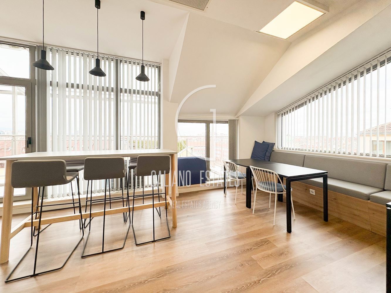 Панорамен офис в представителна сграда-0 Панорамен офис в представителна сграда - 0