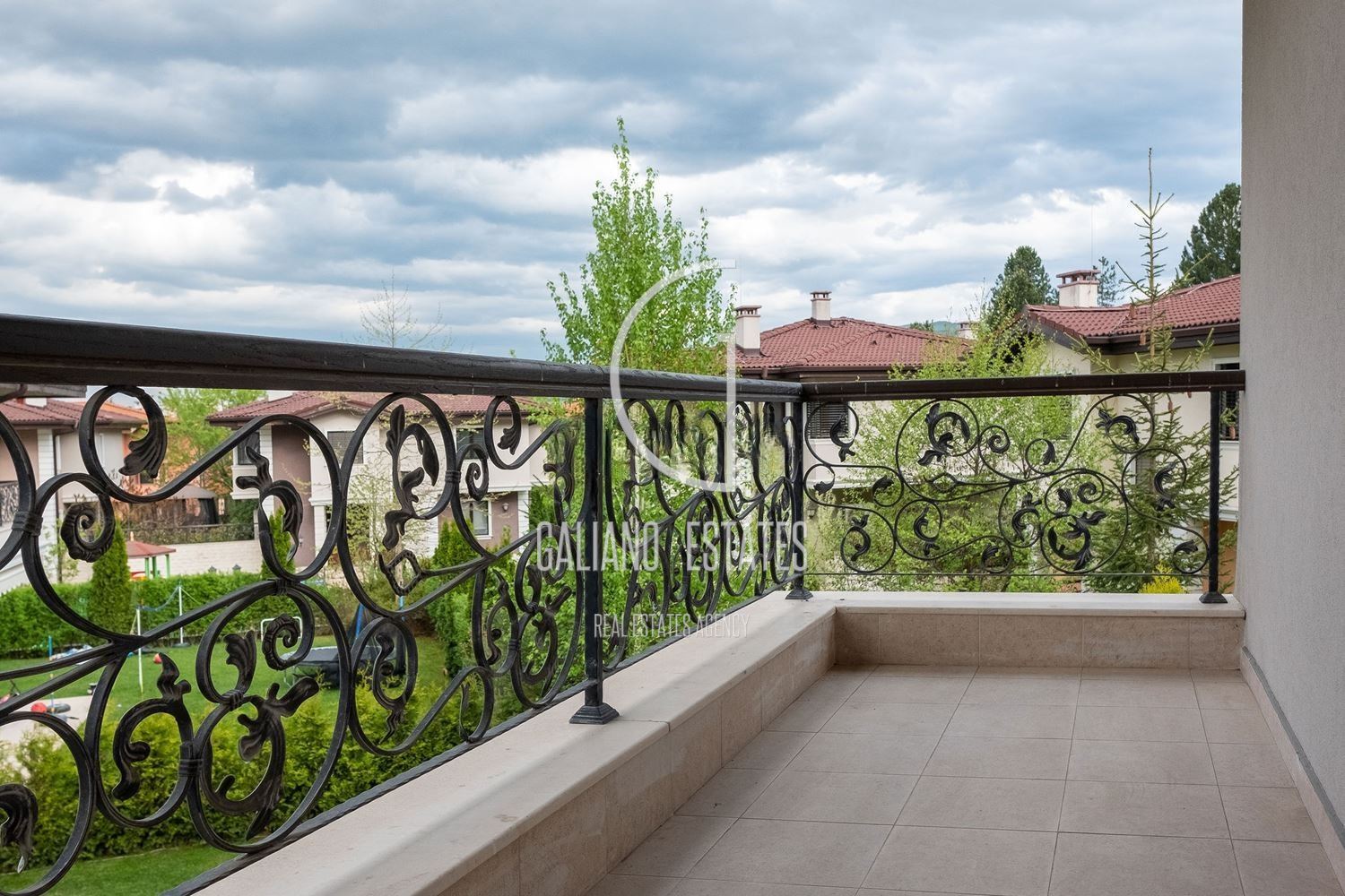 Stylish house in a gated community near the Anglo-American School-0 Стилна къща в затворен комплекс до Англо-Американското училище - 0