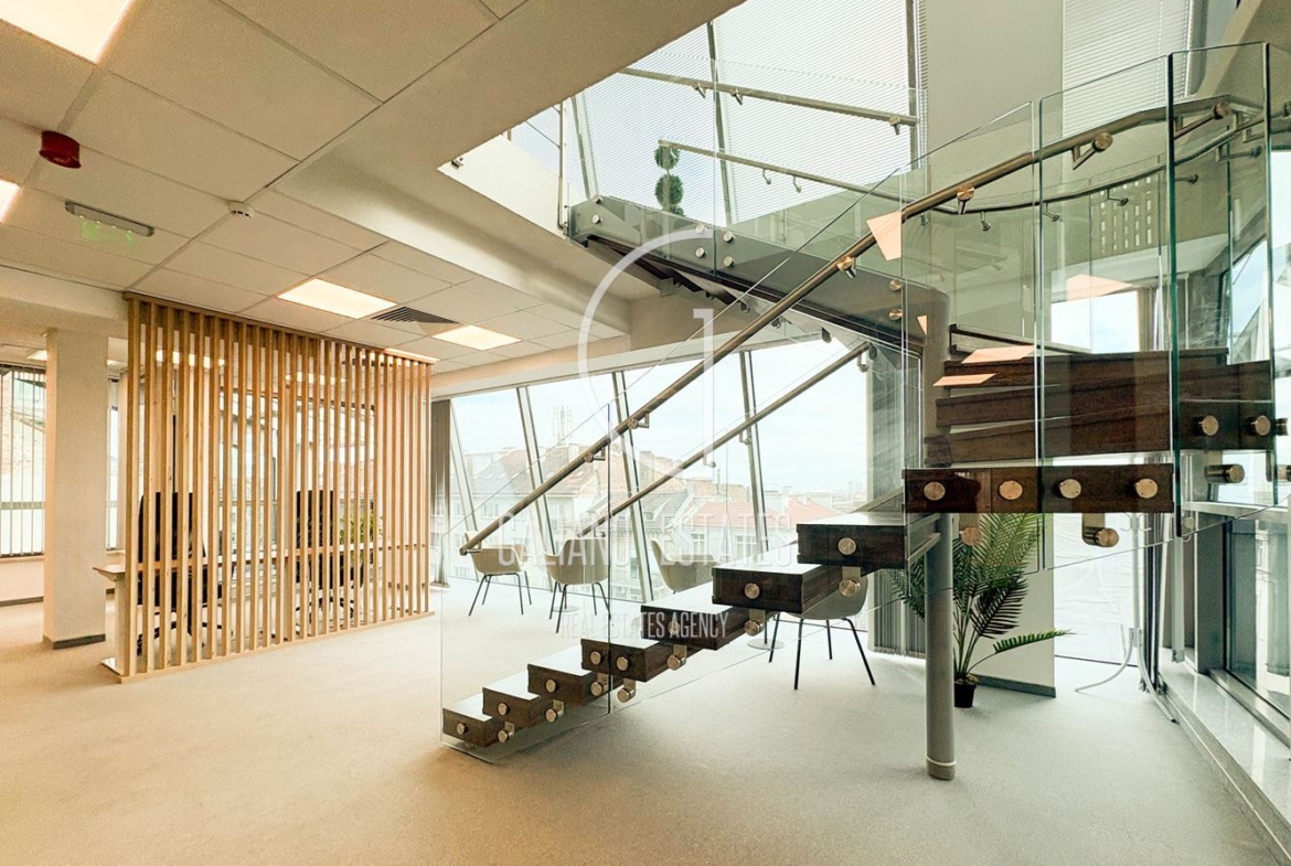 Панорамен офис в представителна сграда - 0