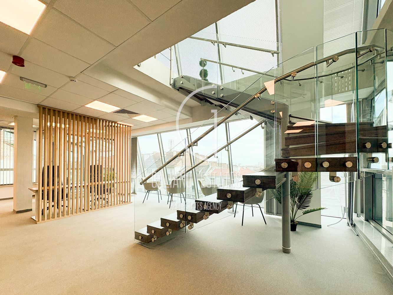 Панорамен офис в представителна сграда-0 Панорамен офис в представителна сграда - 0