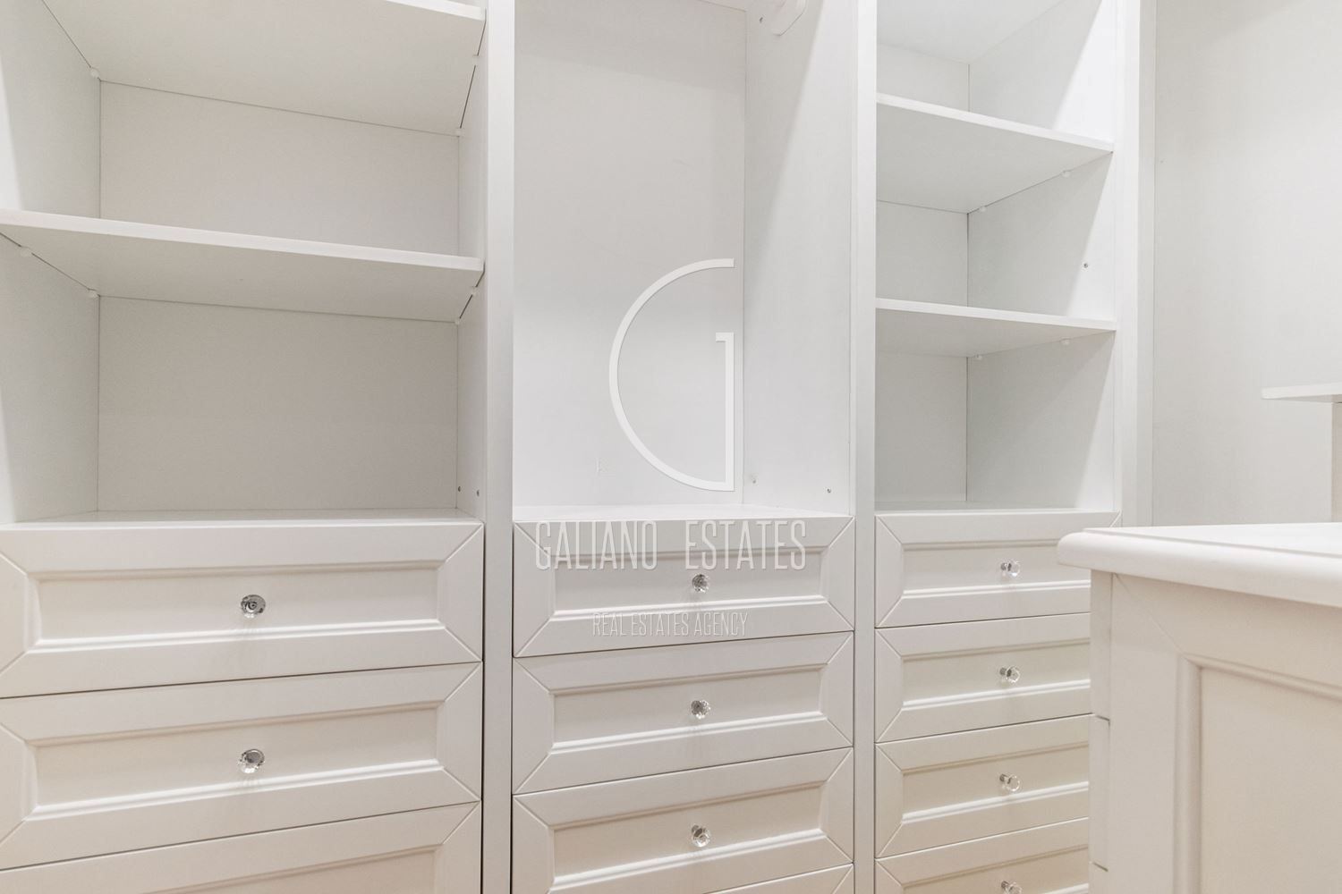 Stylish house in a gated community near the Anglo-American School-0 Стилна къща в затворен комплекс до Англо-Американското училище - 0