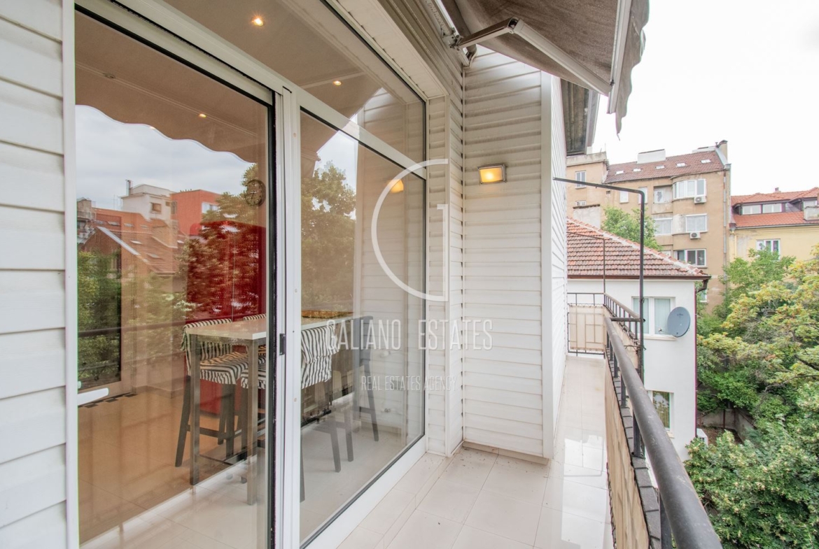 Просторен апартамент на метри от Витошка - 0