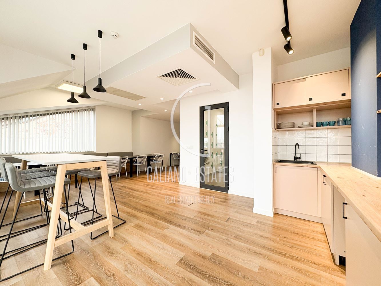 Панорамен офис в представителна сграда-0 Панорамен офис в представителна сграда - 0