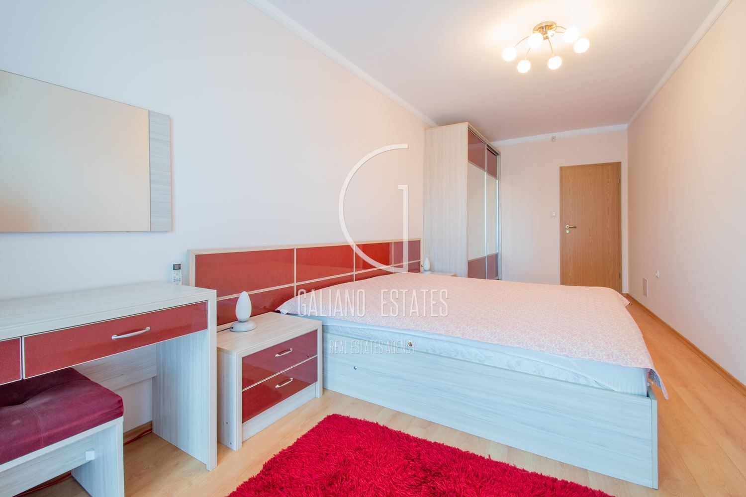 Функционален апартамент до Джеймс Баучер метростанция - 0