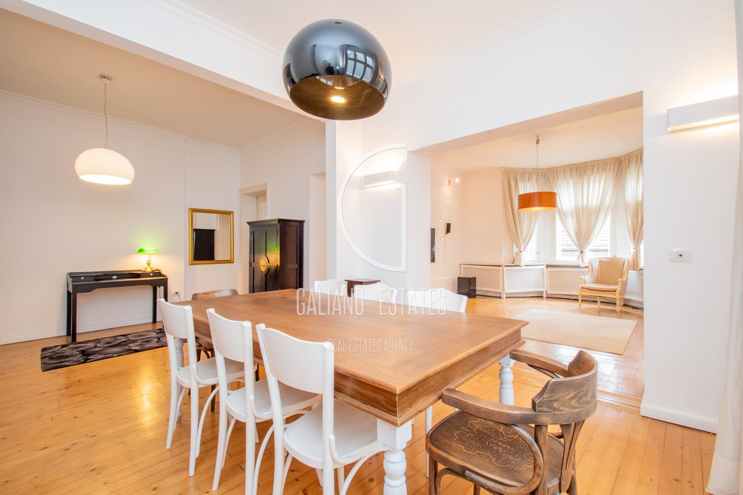 Просторен апартамент на метри от Витошка - 0