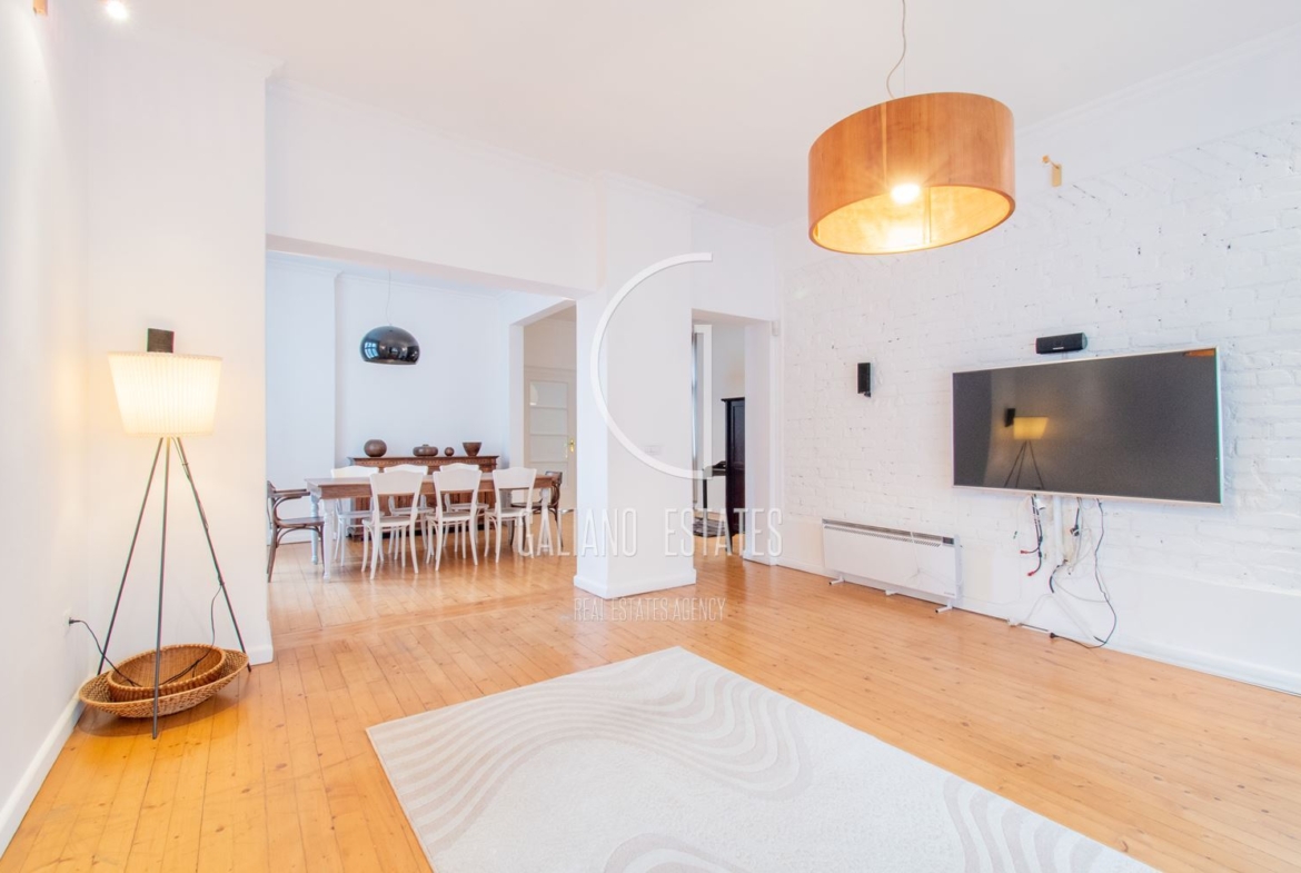 Просторен апартамент на метри от Витошка - 0