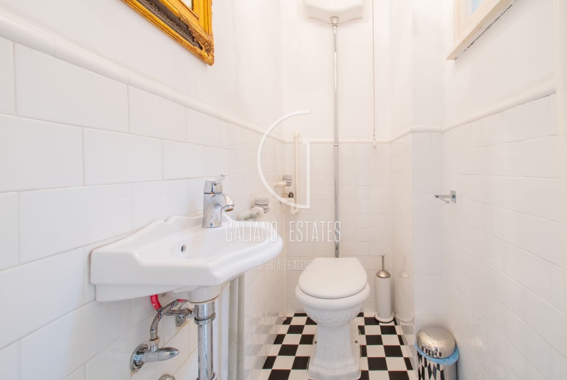 Просторен апартамент на метри от Витошка - 0