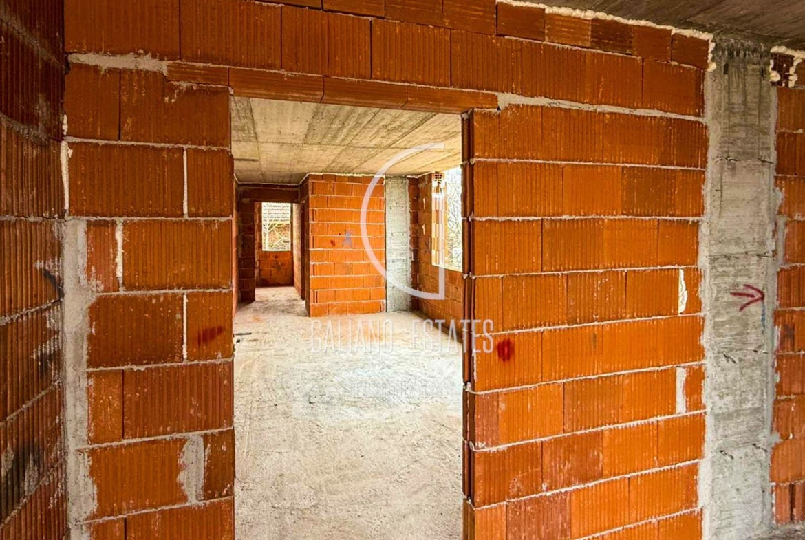 Четиристаен апартамент с двор и две паркоместа в кв. Малашевци - 0