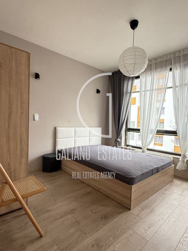 Тристаен апартамент в Студентски град - 0