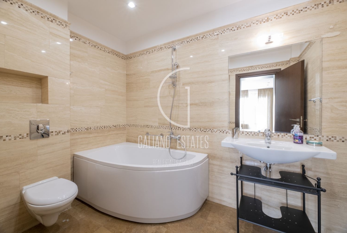 Просторен апартамент в представителна сграда до х-л Маринела - 0