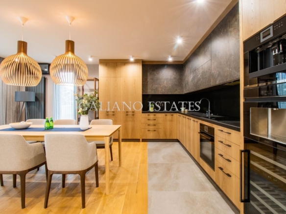 Модерен обзаведен апартамент с 3 спални и двор – 203 Residence - 0