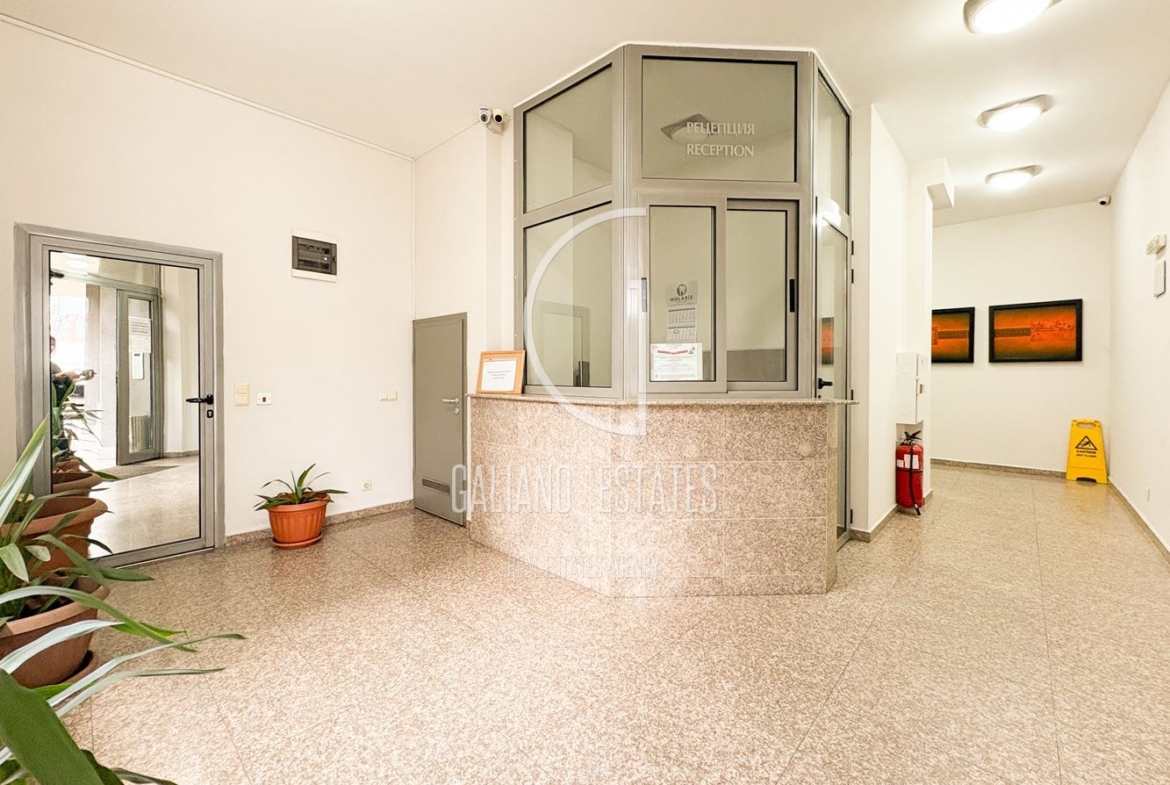 Просторен офис в бизнес сграда - 0