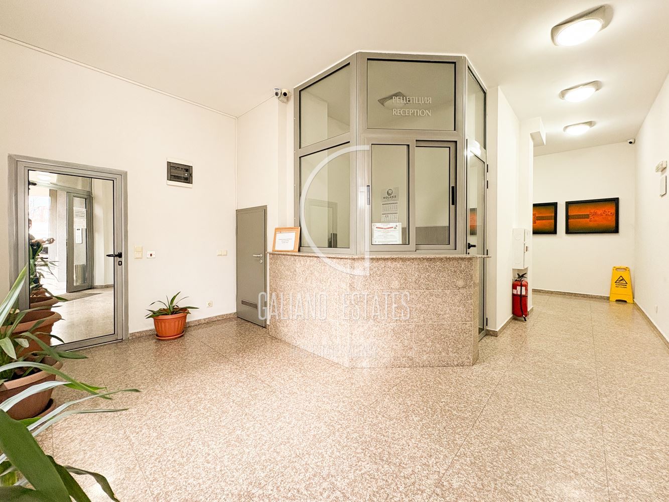 Просторен офис в бизнес сграда - 0