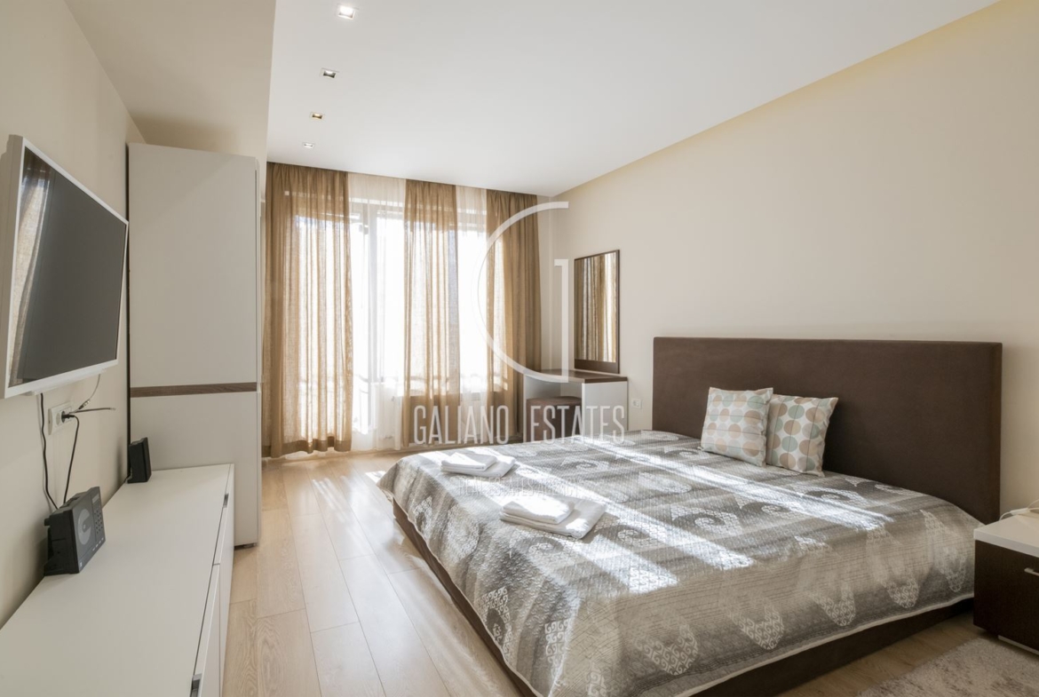 Просторен апартамент в представителна сграда до х-л Маринела - 0