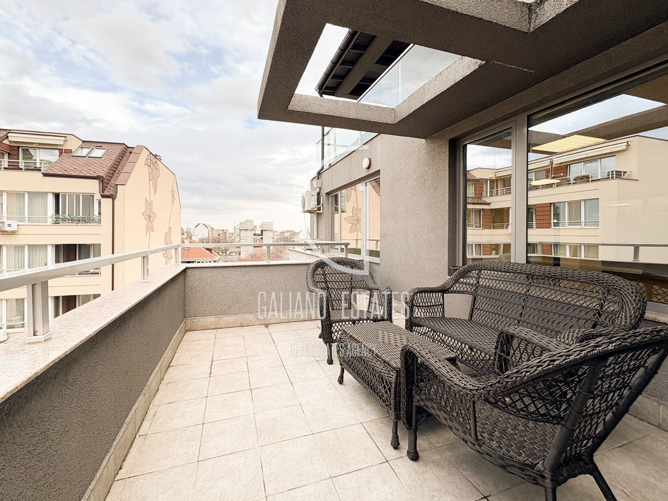 Просторен офис в бизнес сграда - 0