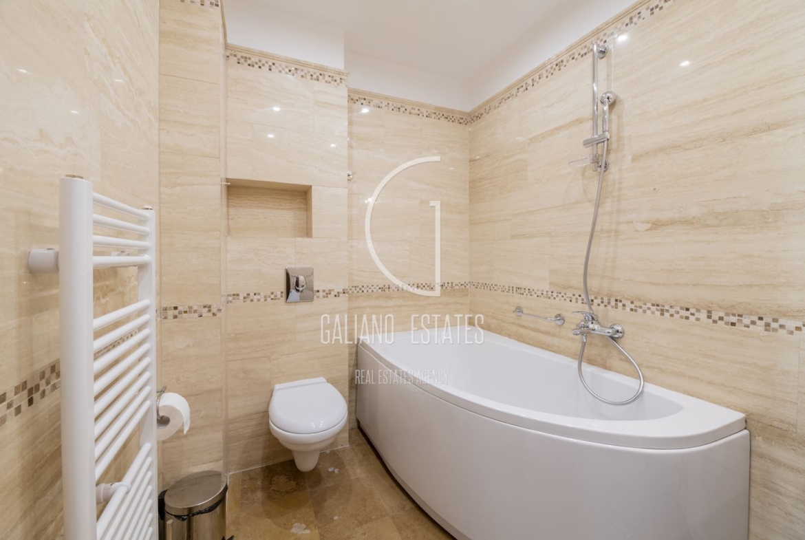 Просторен апартамент в представителна сграда до х-л Маринела - 0