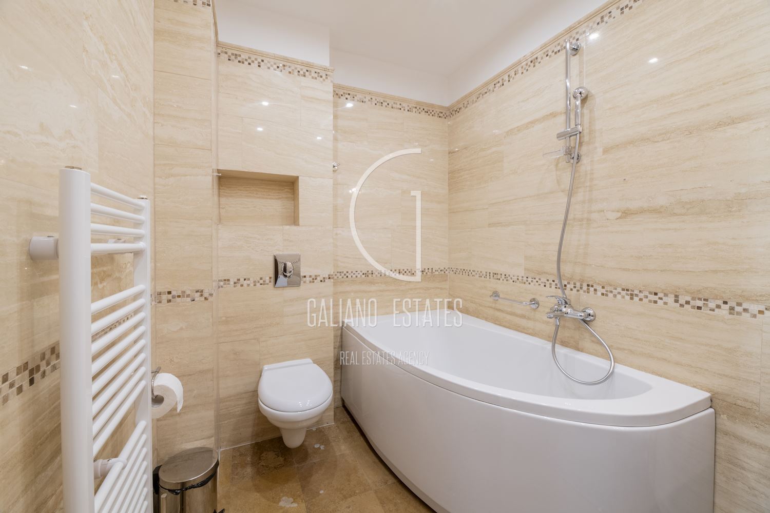 Просторен апартамент в представителна сграда до х-л Маринела - 0