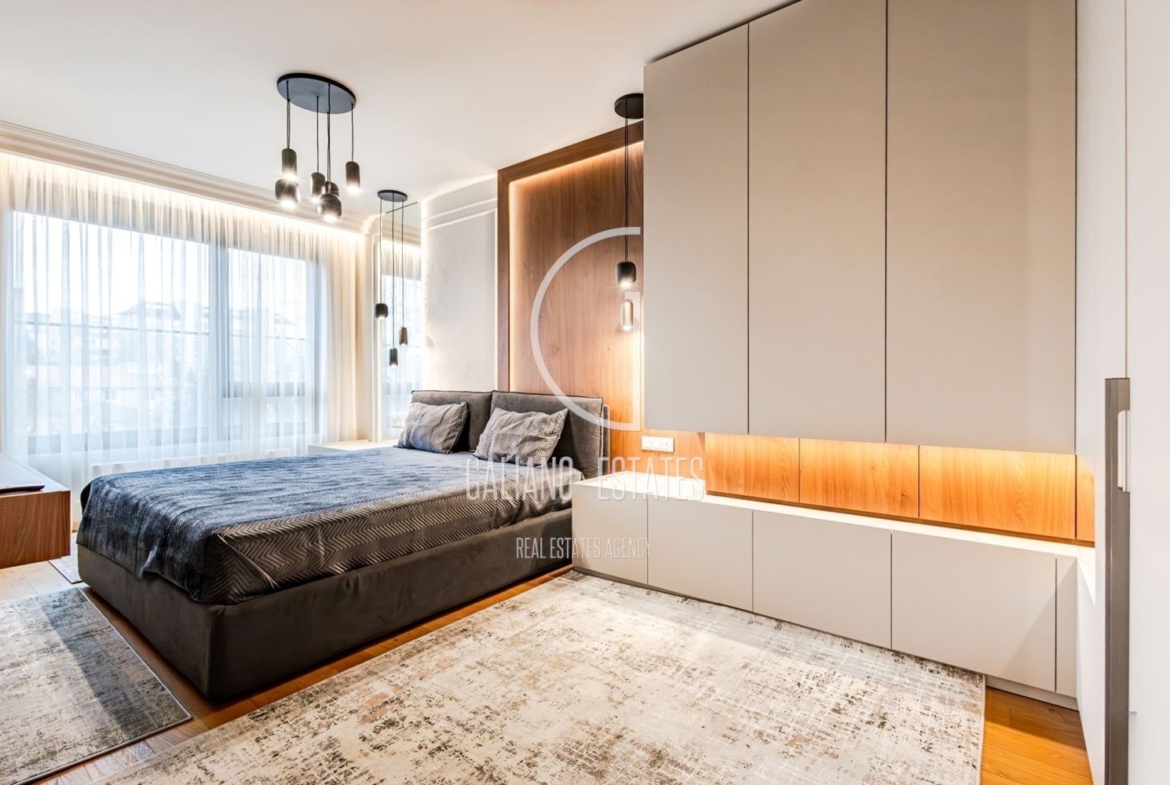 Изключителен четиристаен апартамент в емблематичната сграда в кв. Изток - 0