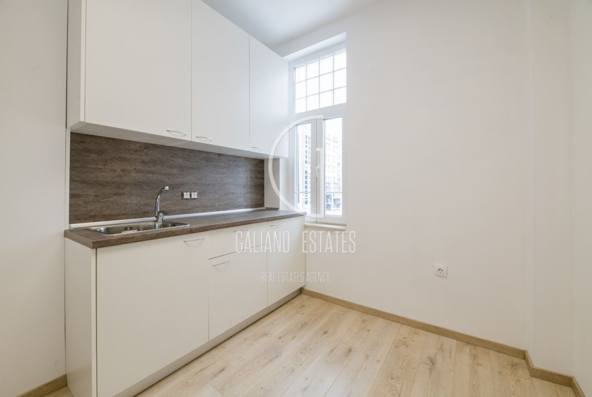 Функционален офис в представителна сграда - 0