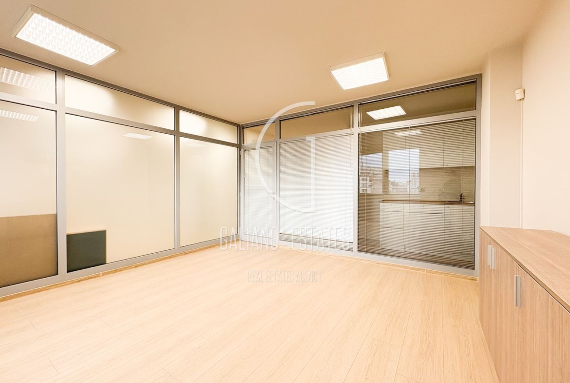 Просторен офис в бизнес сграда - 0