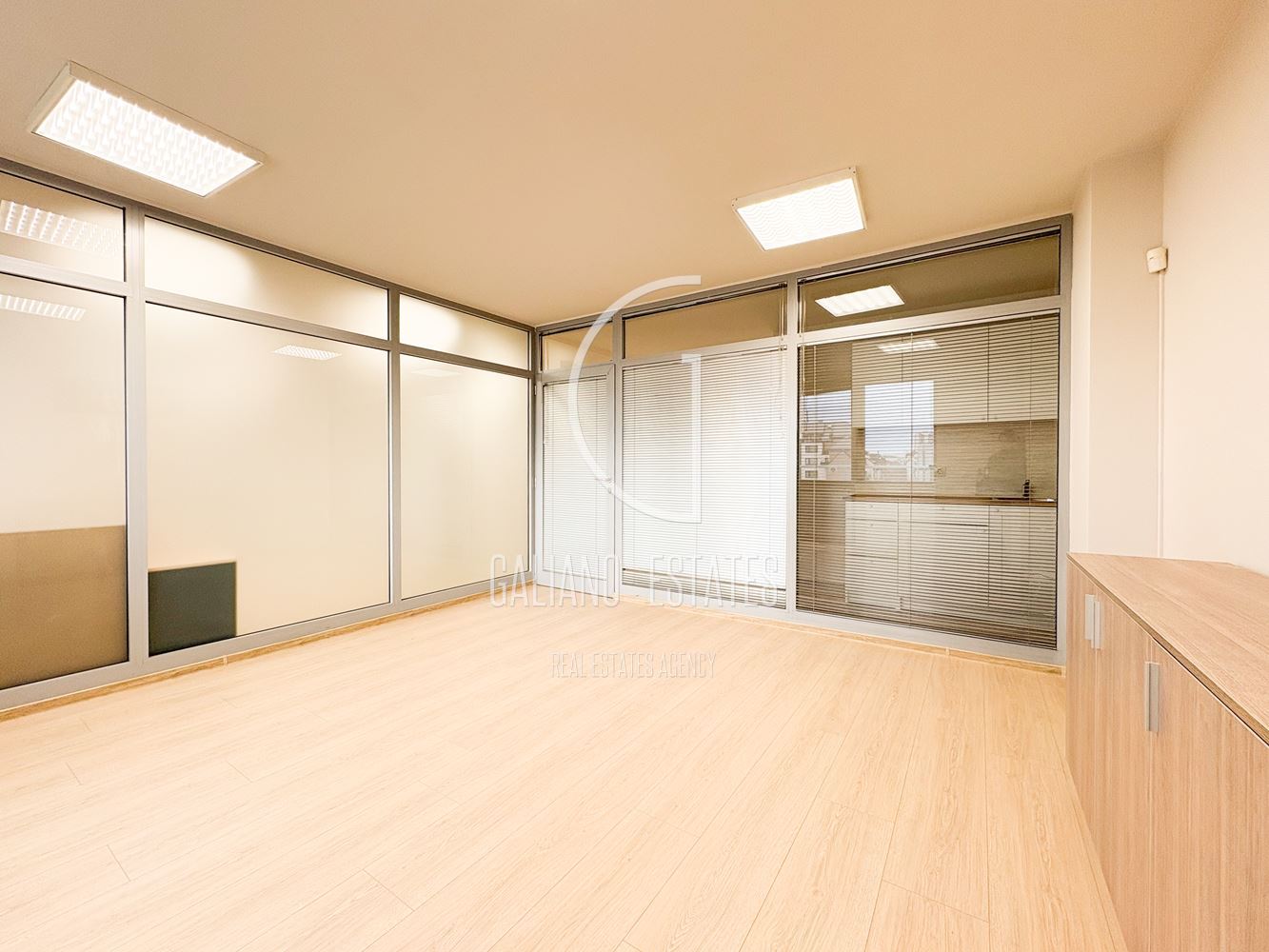 Просторен офис в бизнес сграда - 0