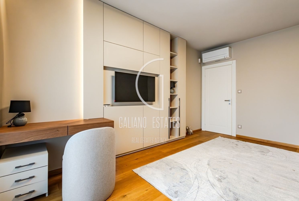 Изключителен четиристаен апартамент в емблематичната сграда в кв. Изток - 0