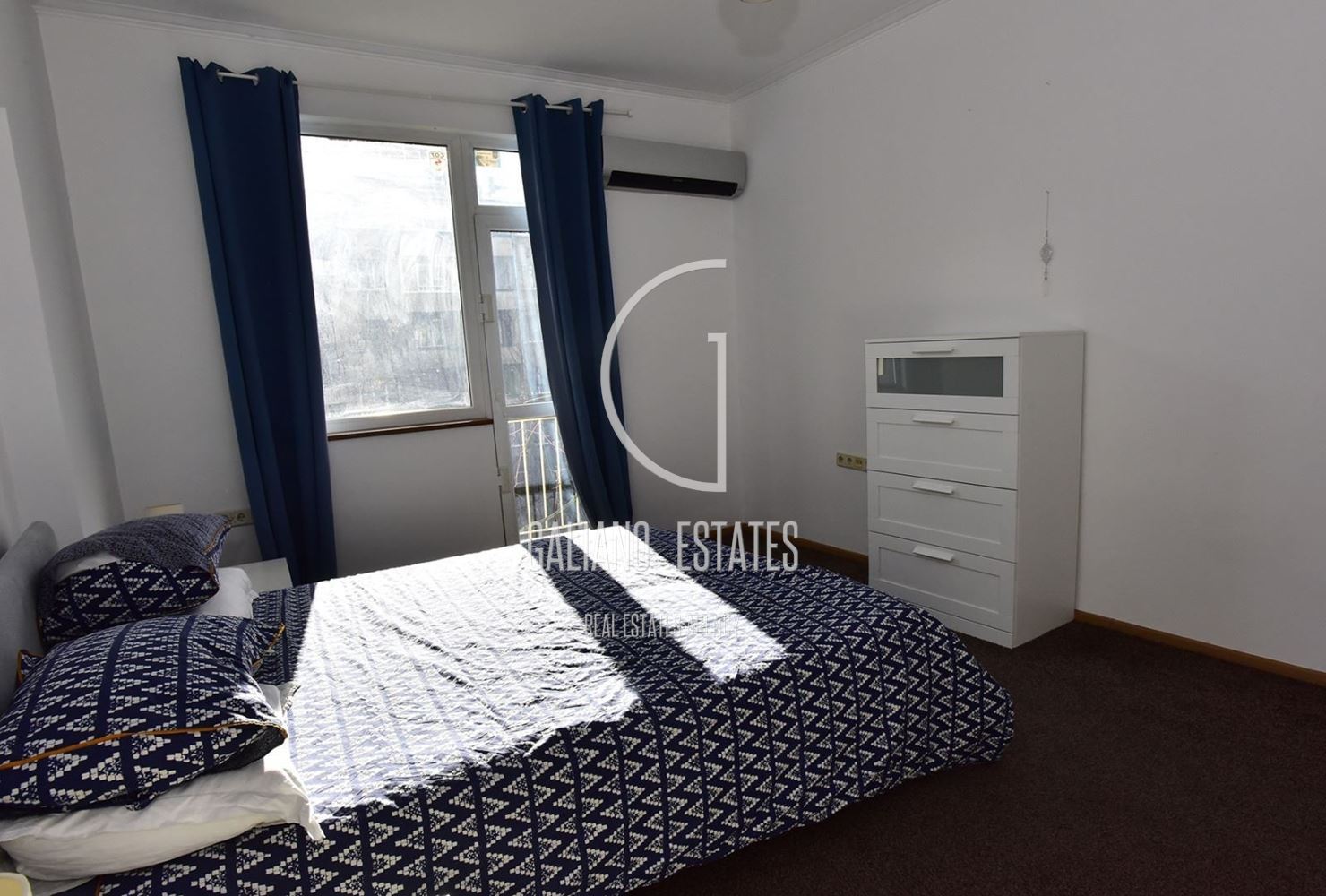 Spacious three-room apartment in Center-0 Просторен тристаен апартамент в Център - 0