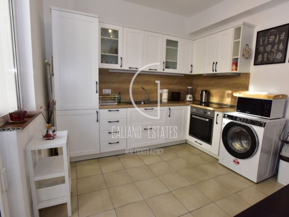 Просторен тристаен апартамент в Център - 0