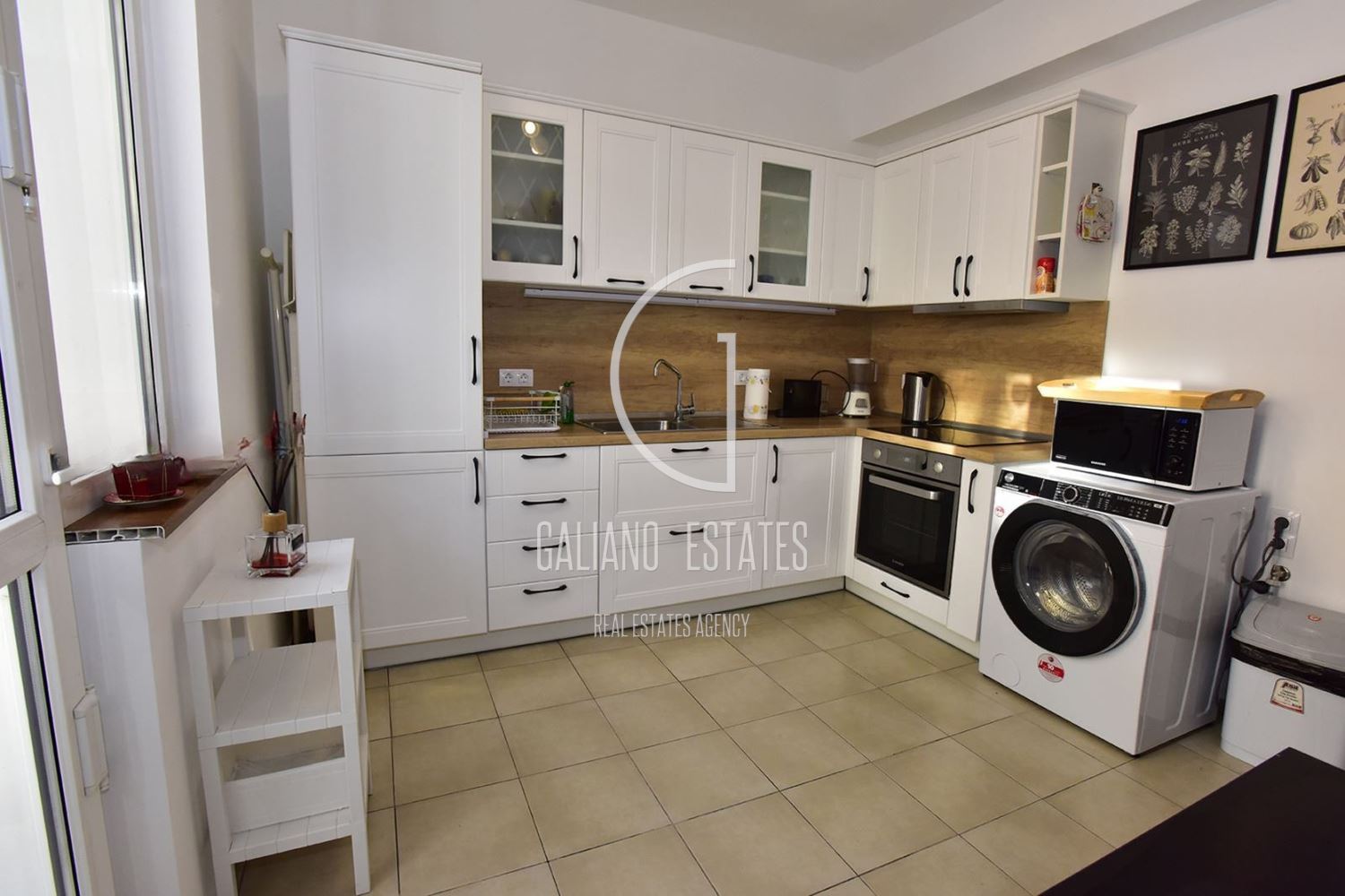 Просторен тристаен апартамент в Център - 0