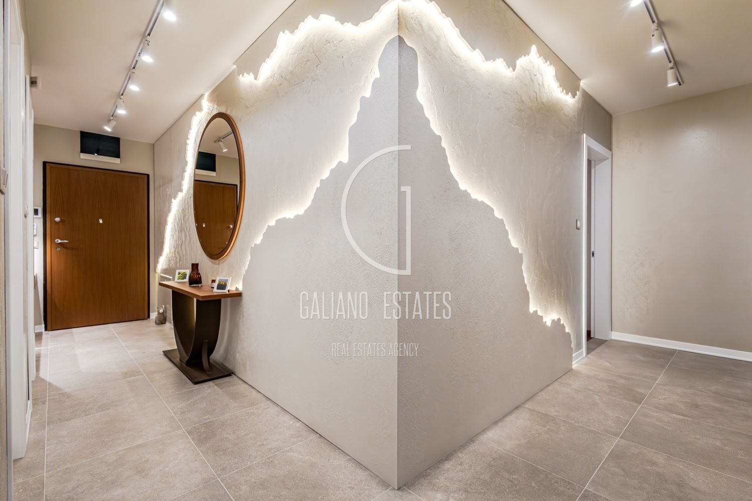 Изключителен четиристаен апартамент в емблематичната сграда в кв. Изток - 0