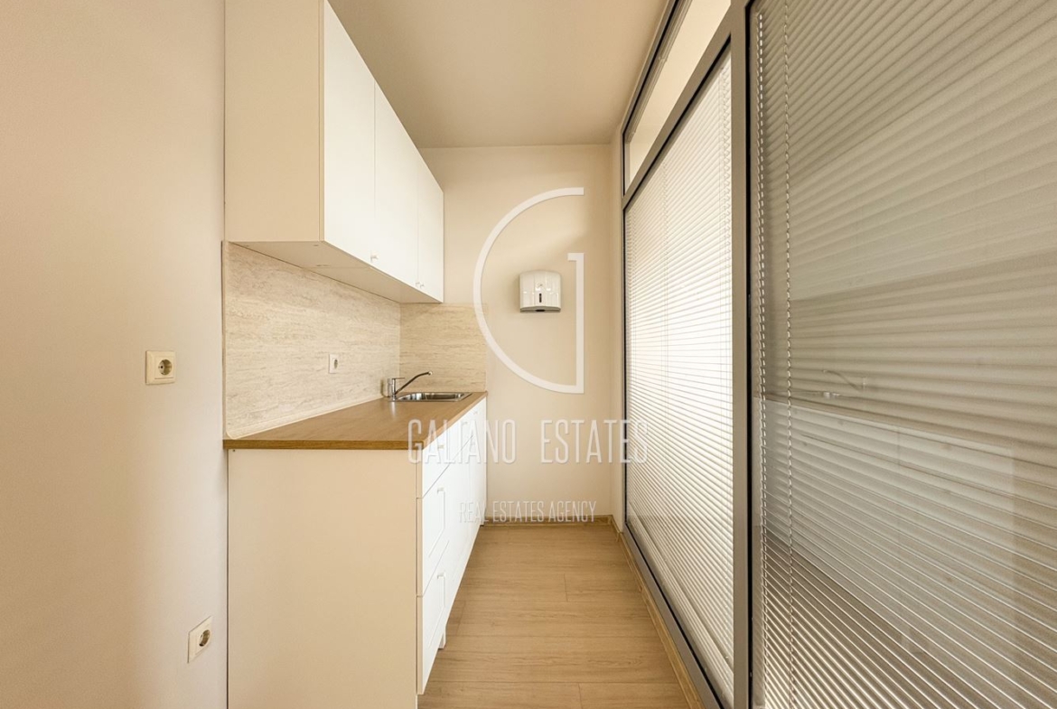 Просторен офис в бизнес сграда - 0