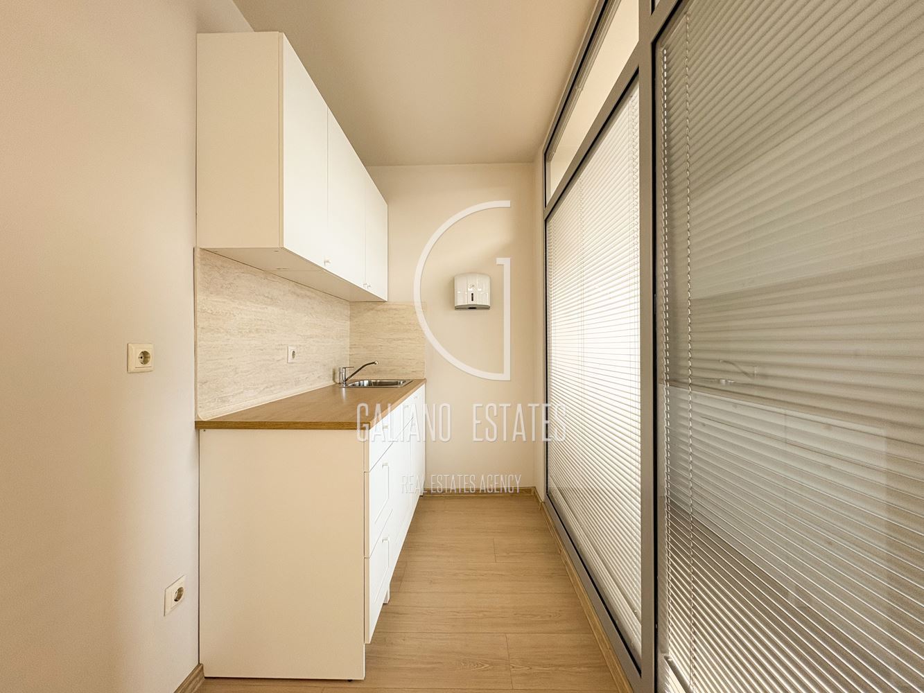 Просторен офис в бизнес сграда - 0