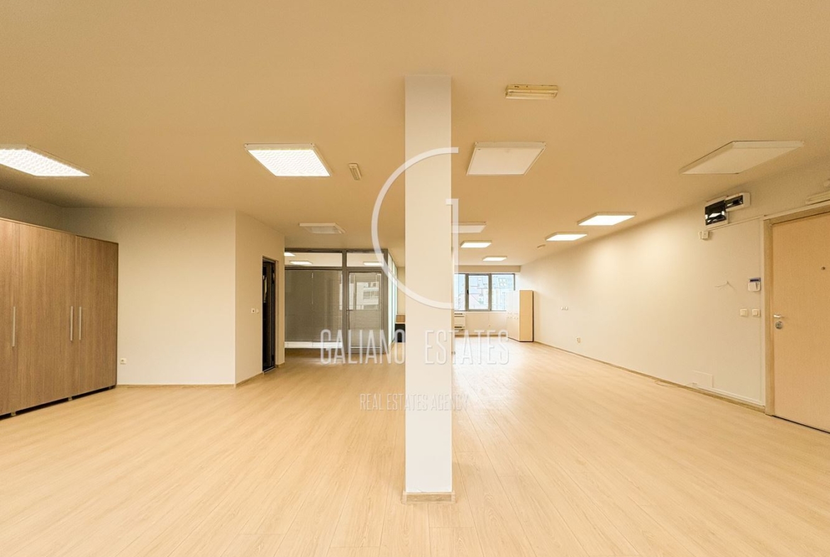 Просторен офис в бизнес сграда - 0