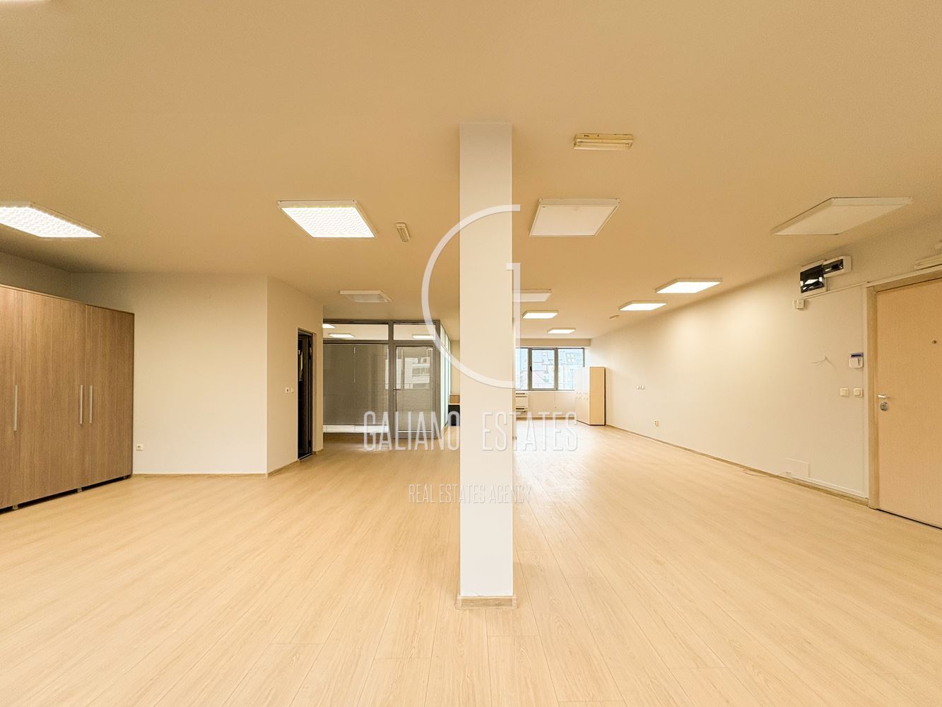 Просторен офис в бизнес сграда - 0