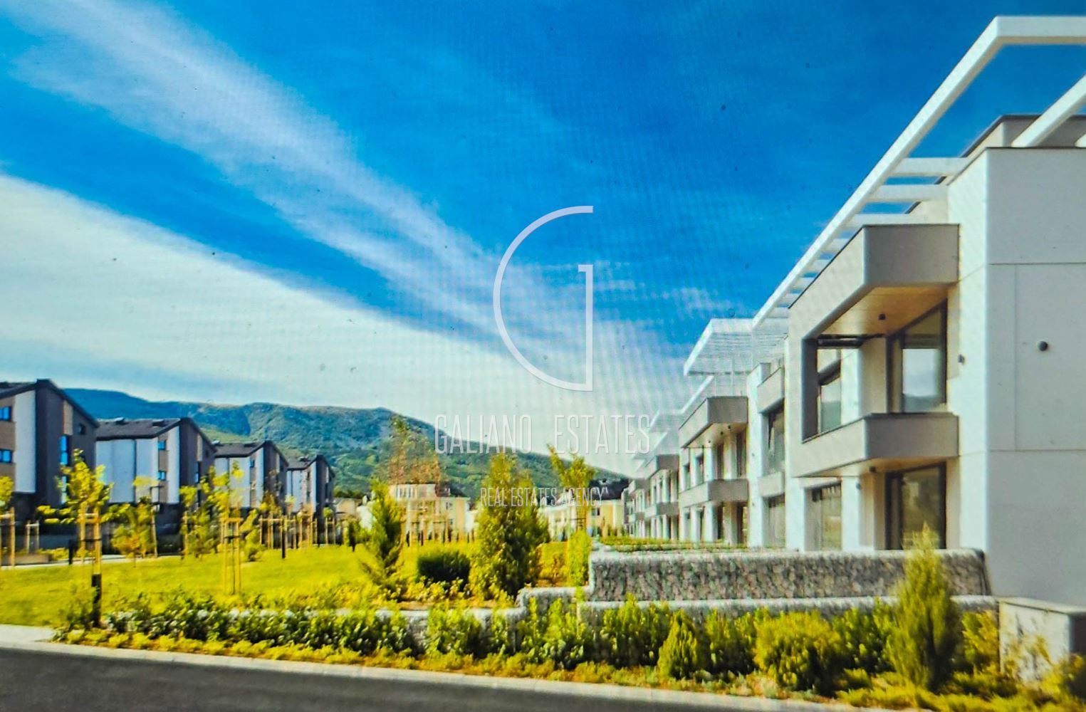 Модерен обзаведен апартамент с 3 спални и двор – 203 Residence - 0