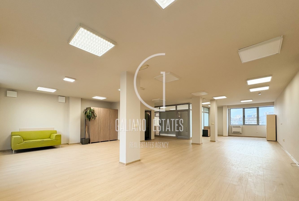 Просторен офис в бизнес сграда - 0