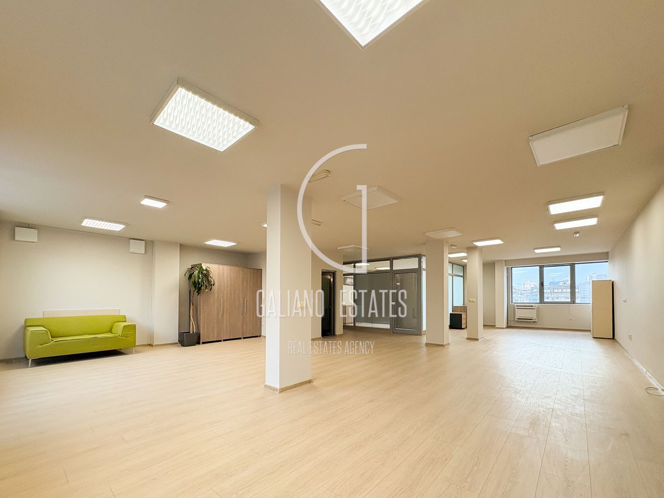 Просторен офис в бизнес сграда - 0