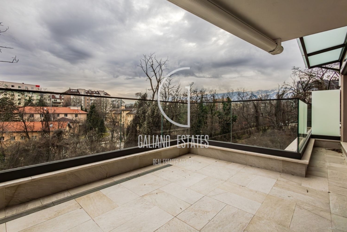 Изключителен четиристаен апартамент в емблематичната сграда в кв. Изток - 0