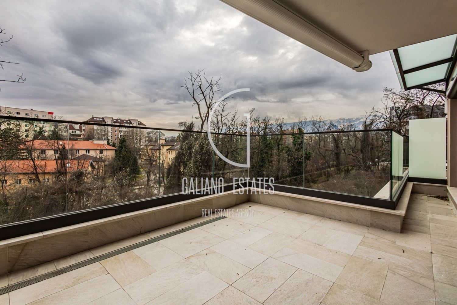 Изключителен четиристаен апартамент в емблематичната сграда в кв. Изток - 0