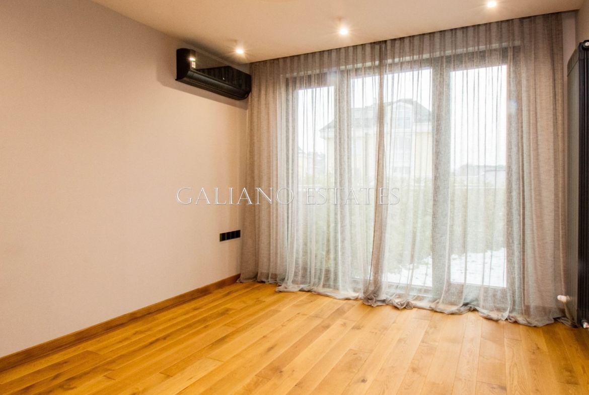 Модерен обзаведен апартамент с 3 спални и двор – 203 Residence - 0