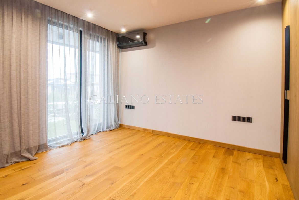 Модерен обзаведен апартамент с 3 спални и двор – 203 Residence - 0