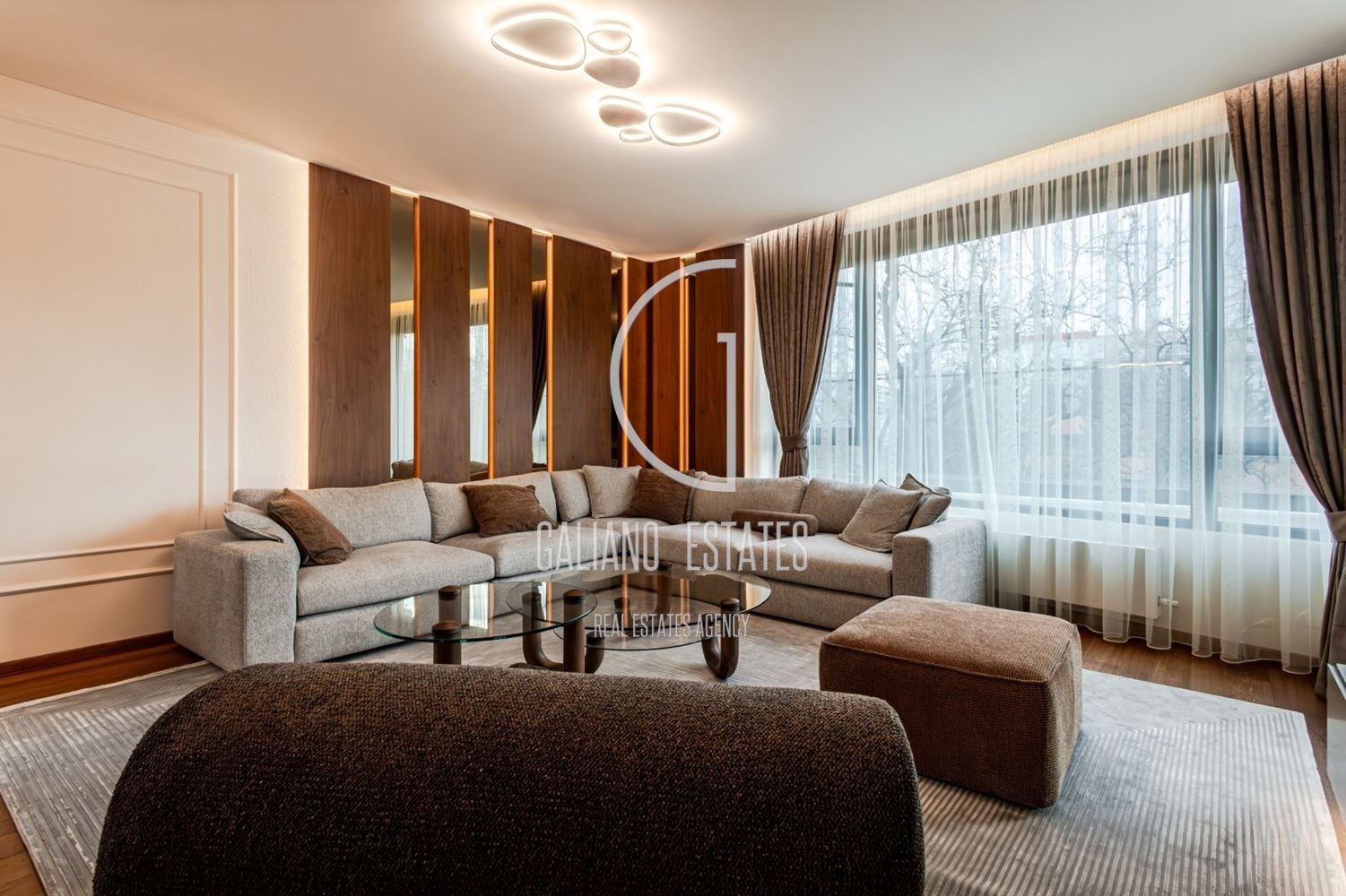 Изключителен четиристаен апартамент в емблематичната сграда в кв. Изток - 0