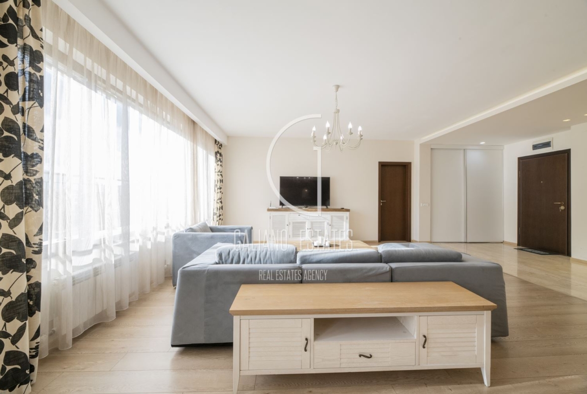 Просторен апартамент в представителна сграда до х-л Маринела - 0