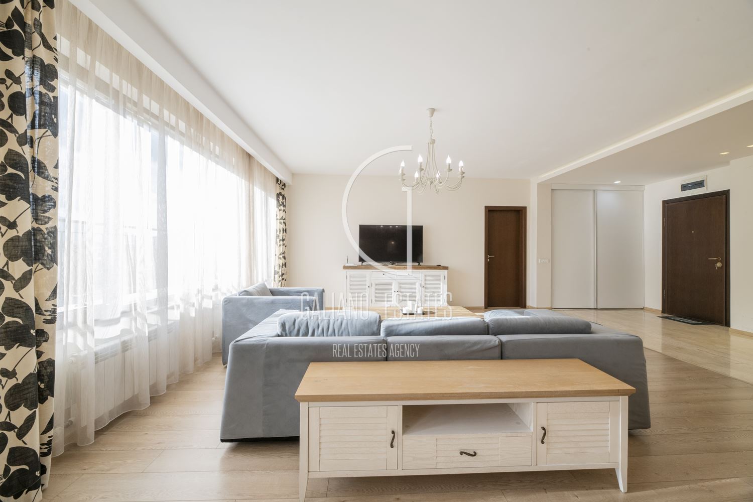 Просторен апартамент в представителна сграда до х-л Маринела - 0