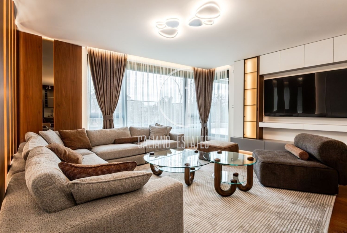 Изключителен четиристаен апартамент в емблематичната сграда в кв. Изток - 0