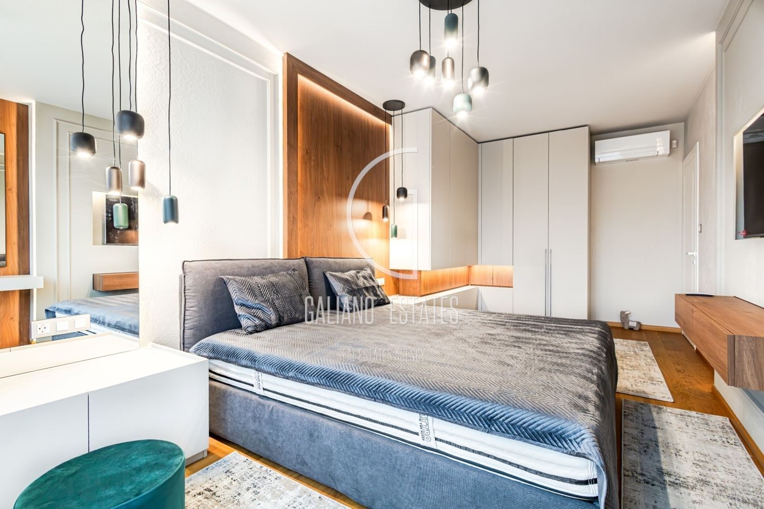 Изключителен четиристаен апартамент в емблематичната сграда в кв. Изток - 0