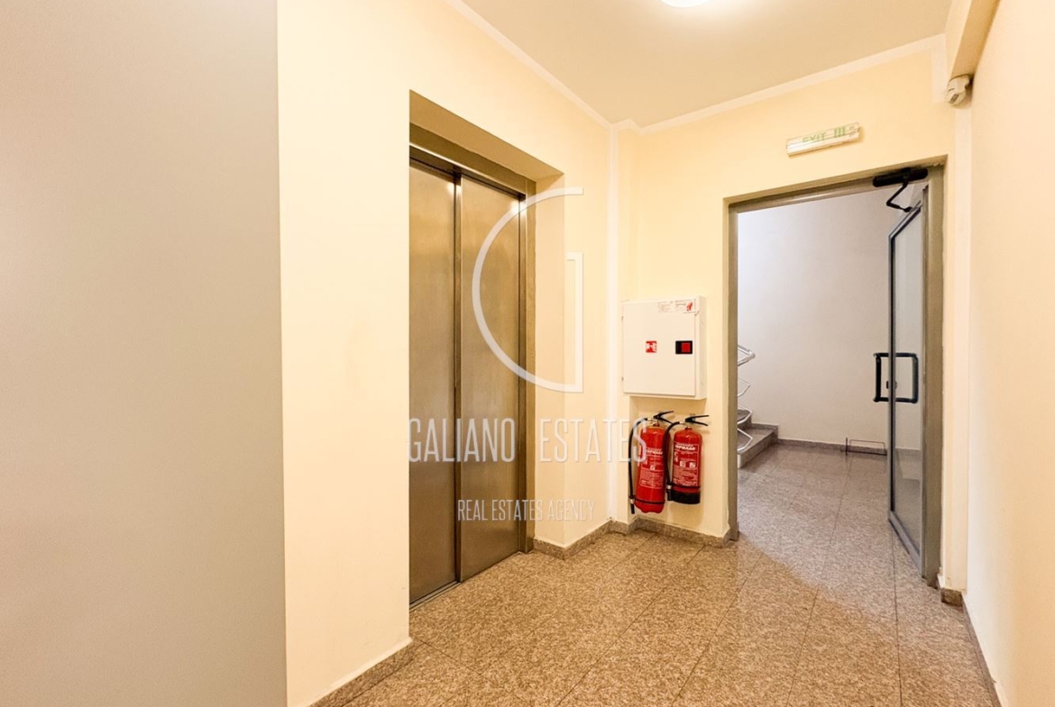 Просторен офис в бизнес сграда - 0