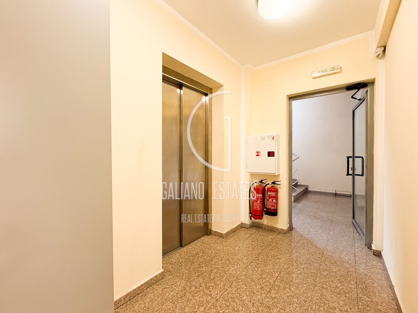 Просторен офис в бизнес сграда - 0