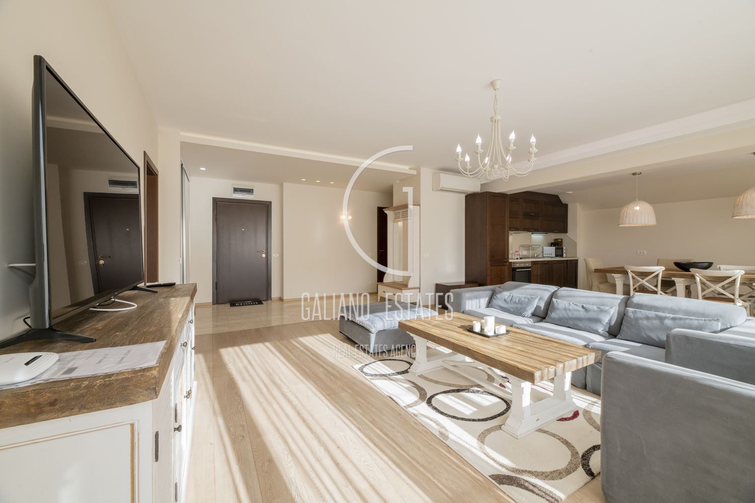 Просторен апартамент в представителна сграда до х-л Маринела - 0