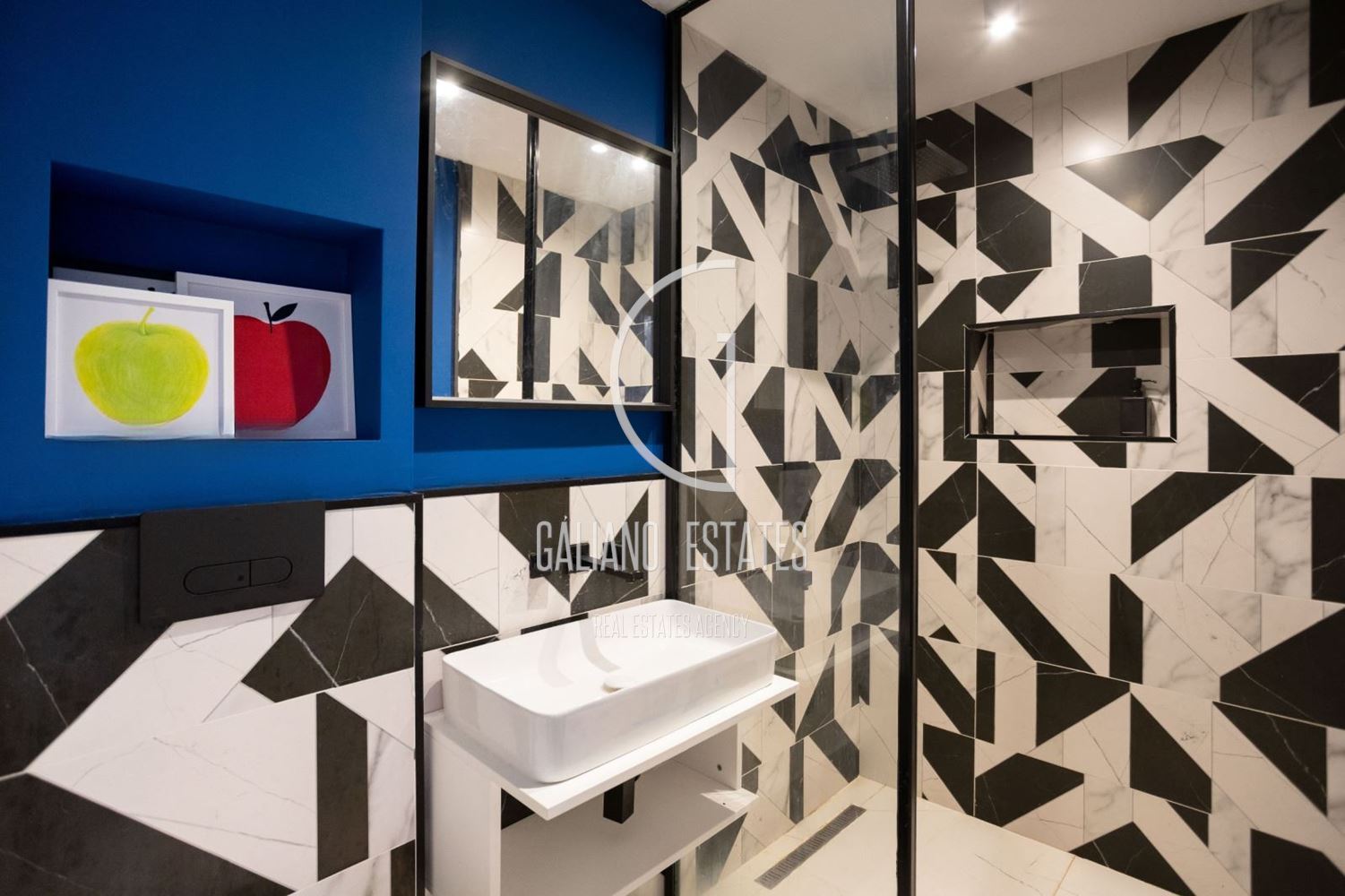 Компактен апартамент в Топ Център с паркомясто - 0